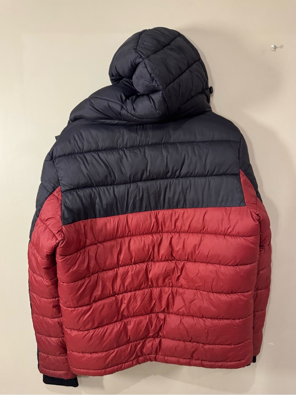 GUESS Men’s Black & Burgundy Hooded Puffer Jacket Size Large - Picture 7 of 9